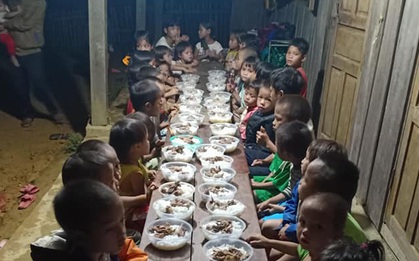 "Bữa cơm có thịt" trong lễ bế giảng của cô trò trên lớp học nơi đỉnh trời khiến nhiều người rưng rưng