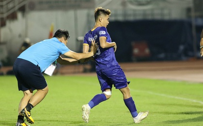 Hài hước vòng 8 V.League 2020: Cầu thủ lao vào sân đòi "ăn thua đủ", làm khổ ban huấn luyện