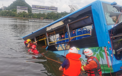 Trung Quốc: Xe bus chở học sinh đi thi Đại học lao xuống hồ nước khiến 21 người chết, 15 người bị thương