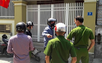 3 bố con chửi bới, ném đá, dùng dao chém đứt gân chân công an
