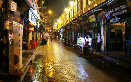 Hà Nội: Đúng 0h ngày 1/8, phố Tạ Hiện đồng loạt tắt đèn, đóng cửa, chìm vào tĩnh lặng để phòng dịch COVID-19