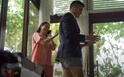 Khoảnh khắc dìm hàng nhau của gia đình "mỹ nhân đẹp nhất Philippines": Vợ mặc nguyên bộ đồ ngủ, chồng thì trên vest chỉnh tề dưới lại diện quần đùi