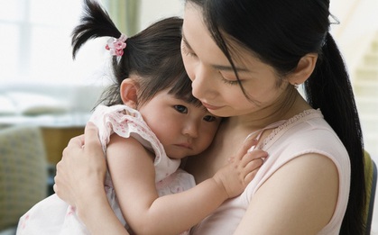 Con gái 3 tuổi có sở thích sờ ngực mẹ khi ngủ bỗng bị chẩn đoán dậy thì sớm, nghe bác sĩ phân tích nguyên nhân thật sự người mẹ vô cùng đau lòng