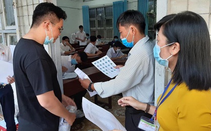 Cà Mau: Tình nguyện viên kịp thời đưa thí sinh ngủ quên đến điểm thi