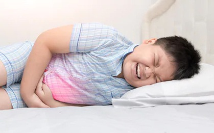 Hai bé 9 và 11 tuổi nhập viện trong tình trạng đau bụng, tiểu ra máu: Bác sĩ chẩn đoán mắc bệnh người lớn do một thói quen ăn uống tai hại