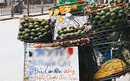 Anh bán cam khiến dân tình thích thú bởi thông điệp bán hàng cực dễ thương: "bà con nên ăn cam tăng đề kháng để chống dịch"