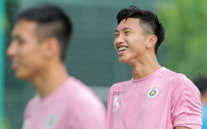Văn Hậu huỷ đi chơi cùng bố mẹ, xin tập cùng Hà Nội FC ngay từ chiều 17/8