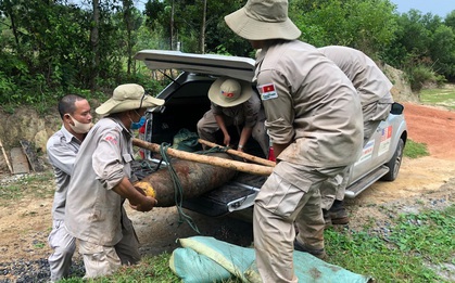 Đào mỏ đá, phát hiện quả bom 'khủng' nằm sâu trong lòng đất
