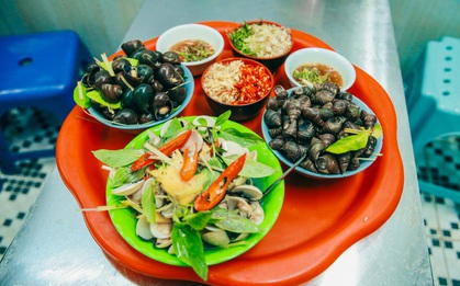 Thu về ăn gì, hãy điểm qua 3 quán ốc nóng nức tiếng Hà Thành, mở từ thời 9X đời đầu, hút khách với những món ăn vặt nóng hổi, đậm vị chua cay khó cưỡng lại