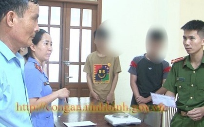 Bắt quả tang 2 học sinh lớp 11 mua bán cần sa ngay tại cổng trường