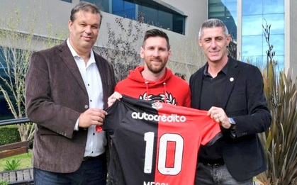 Fan tổ chức diễu hành, mời Messi trở về Argentina khoác áo đội bóng cũ