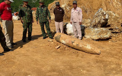 Quảng Bình: Đào đất, hoảng hồn nhìn thấy quả bom "khủng" 450kg, còn nguyên ngòi nổ
