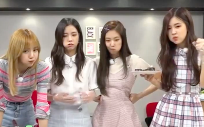 BLACKPINK từng có pha làm kimbap khiến fan tưởng là “thức ăn thừa cuộn rong biển”, anh quay phim ăn thử còn phải… uống nước vội