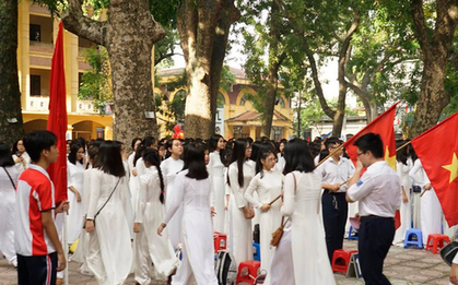 Tỉnh đầu tiên cho học sinh tiểu học, mầm non khai giảng trong lớp, xem văn nghệ bằng tư liệu có sẵn
