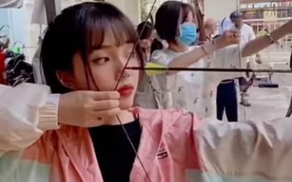 Linh Ngọc Đàm khoe clip học bắn cung cực cool ngầu, nhưng mục đích mới khiến cộng đồng phát sốt