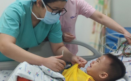 Cấp cứu bé trai uống độc chất mà tưởng nước thường