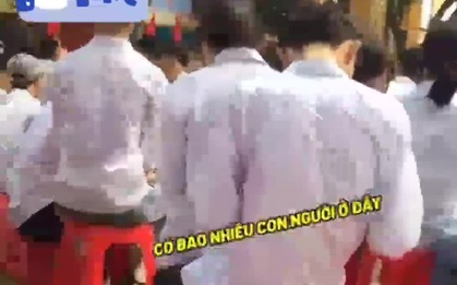 Cặp đôi vô tư ngồi lên đùi trong giờ sinh hoạt, cô giáo cao tay hành động khiến cả hai "tái mét mặt"