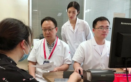 3 chị em gái trong một gia đình lần lượt mắc ung thư buồng trứng: 5 biểu hiện cảnh báo bạn có thể gặp trường hợp tương tự