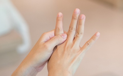 Khi thấy tay chân yếu, tê hoặc mất cảm giác ở một vùng trên cơ thể, cảnh giác với tình trạng này ở dây thần kinh