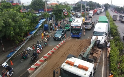 TP.HCM: Xe container húc văng khung biển báo, Quốc lộ 1 kẹt nguyên buổi sáng