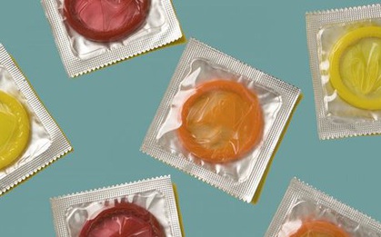 Dùng bao cao su khi quan hệ cũng có thể khiến nữ giới gặp phải 3 tác động xấu tới "vùng dưới"