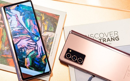 Trên tay Samsung Galaxy Z Fold2: Màn hình tràn viền cả trong lẫn ngoài, cơ chế gập thoải mái hơn, giá 50 triệu đồng