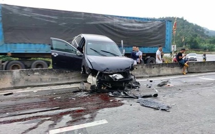 Xe Camry nát đầu, long bánh vì tránh... đàn bò