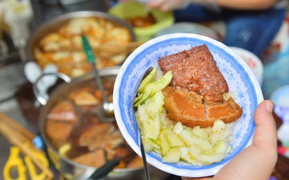 Hàng xôi sáng bán chớp nhoáng ở phố Hàng Mã gây sốt với thịt kho giòn bì và pate rán, nếm thử rồi mới thấy bõ công dậy sớm