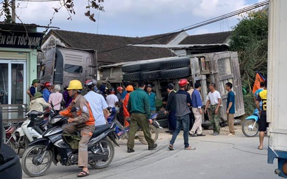 Bẻ lái tránh cụ bà đi bộ, xe chở cát lật đè trúng người phụ nữ tử vong