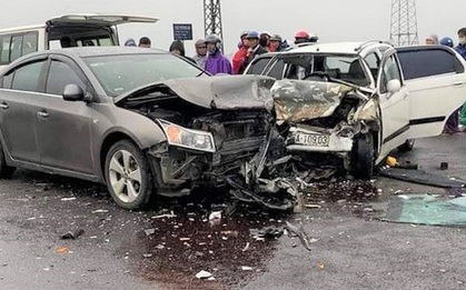 Va chạm với xe ô tô chở 2 nhà sư, 6 người nhập viện