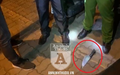 Clip: Đi xe bịt BKS, người đàn ông đánh rơi... dao phóng lợn tại chốt 141
