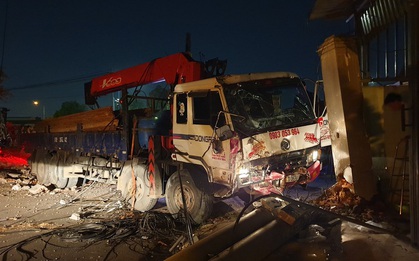 Xe tải mất thắng, tài xế tông sập nhiều trụ điện cứu người dừng đèn đỏ