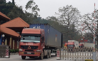 Nông sản vẫn ùn ứ hàng trăm xe ở cửa khẩu, phía Trung Quốc thiếu người bốc xếp hàng
