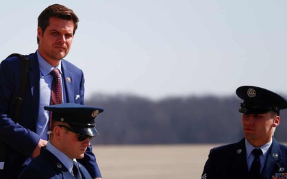 Nghị sĩ Mỹ nhận lệnh bị cách ly khi đang đi cùng Tổng thống Trump