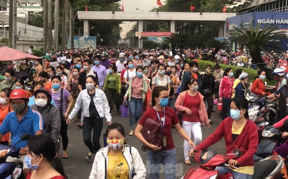 TPHCM: Công nhân khu công nghiệp tan ca như ong vỡ tổ dù đang "cách ly xã hội"