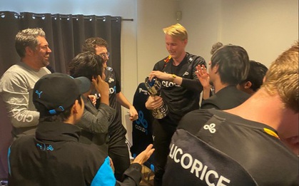 LMHT phương Tây đang đi tiên phong về "tấu hài" - ăn mừng cũng tạo điểm nhấn bằng cách... đập vỡ cúp