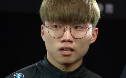 Làm được kỳ tích mà cả Faker cũng chưa thực hiện được, T1 Canna bật khóc nức nở cảm ơn đàn anh trên bục nhận cúp