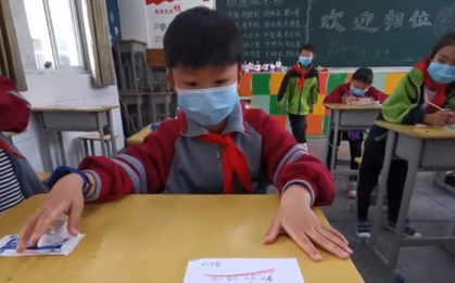 Đi học trở lại sau dịch, cậu bé cấp 1 ngơ ngác không nhớ mình ngồi chỗ nào, thầy giáo lập tức "cứu nguy" cực đáng yêu