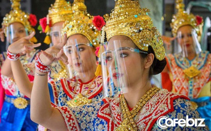 Chủ shop lưu niệm từ thu nhập 300 USD/ngày xuống còn 0, lái xe tuk tuk lần đầu phải đi xin ăn vì không có khách: Phương thuốc nào cứu được ngành du lịch khỏi 'đại nạn' Covid-19?