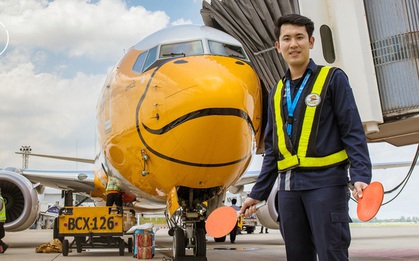 Cầm đèn chạy trước ô tô thì bị mắng, cầm đèn đứng trước máy bay lại là nghề cực xịn