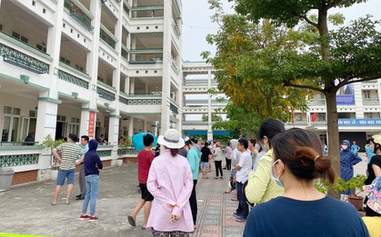 Học sinh đi học trong giai đoạn nắng nóng đỉnh điểm nhất năm, nhiều trường điều chỉnh quy định và thời gian học