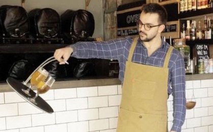 Chiếc khay thần kỳ này sẽ giúp bạn bưng bê cafe bằng 1 tay mà không bao giờ làm rơi vỡ hay tràn nước