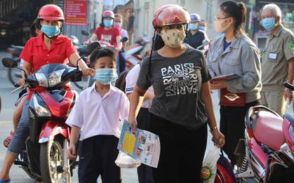 Sáng nay học sinh nô nức tựu trường sau kỳ nghỉ hè, nhưng một số em phải quay xe đi về vì lý do khá hy hữu từ phía nhà trường