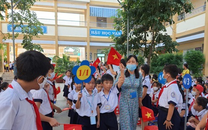 TP.HCM: Học sinh lớp 1 nức nở, không chịu xa mẹ trong ngày khai giảng