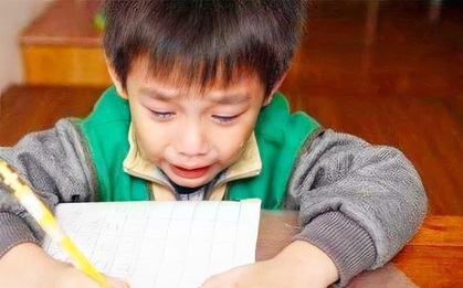 Cậu bé lớp 1 nằng nặc đòi bỏ học, liên tục khóc mếu máo: "Tất cả là tại bố mẹ", nguyên nhân khiến cả nhà xúm xít xin lỗi