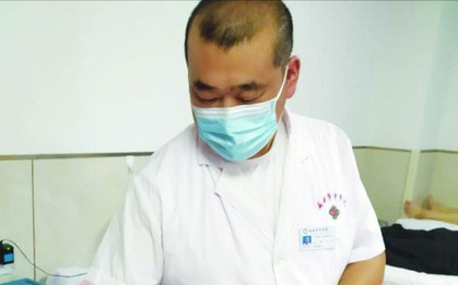 Nữ bệnh nhân đau nửa đầu bị bác sĩ bắt cởi áo để châm cứu ở... ngực, hành động và lời giải thích sau đó gây phẫn nộ hơn