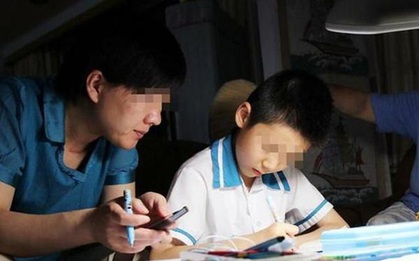 Con trai tối nào cũng học bài đến khuya nhưng vẫn kém, bố và cô giáo ngồi trao đổi với nhau, nói chuyện 1 hồi thì ra tại bố!