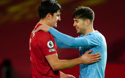 Huyền thoại MU tức giận và nóng mắt với màn "ôm nhau thắm thiết" sau trận derby Manchester