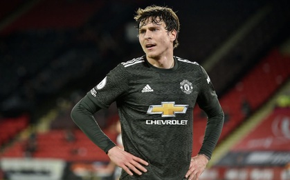 Hàng thủ lại "tấu hài", Man Utd thắng thót tim để tiến sát cuộc đua vô địch Ngoại hạng Anh