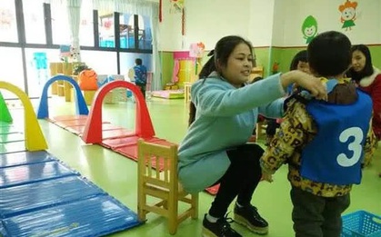 Tan học thấy con mặc chiếc áo khoác lạ, mẹ sinh nghi hỏi vài câu, hôm sau gọi 1 cú điện thoại khiến cô giáo chủ nhiệm mất việc